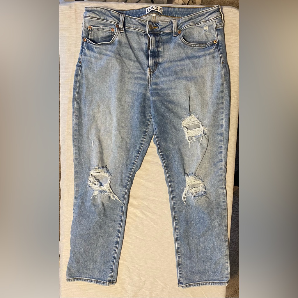 Stylish Blue Distressed Daze Women's Cropped Jeans